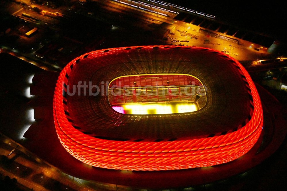 Nacht-Luftaufnahme München - Nachtluftbild Sportstätten-Gelände der Arena des Stadion Allianz Arena in München im Bundesland Bayern, Deutschland