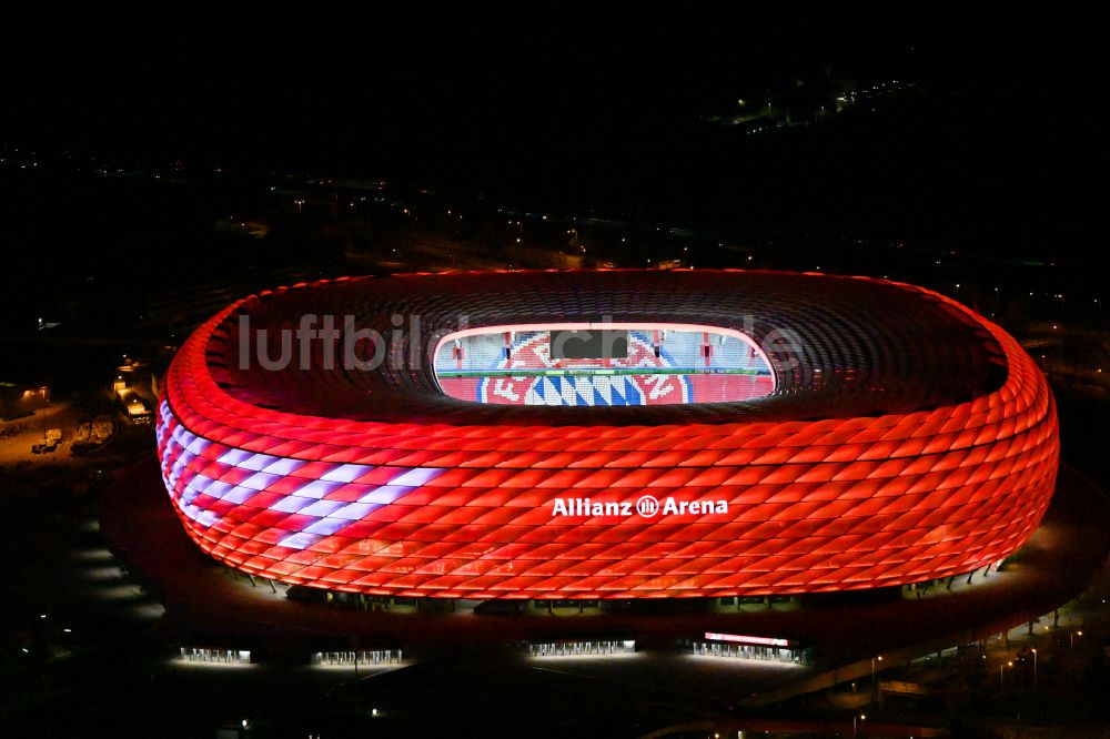 Nachtluftbild München - Nachtluftbild Sportstätten-Gelände der Arena des Stadion Allianz Arena in München im Bundesland Bayern, Deutschland