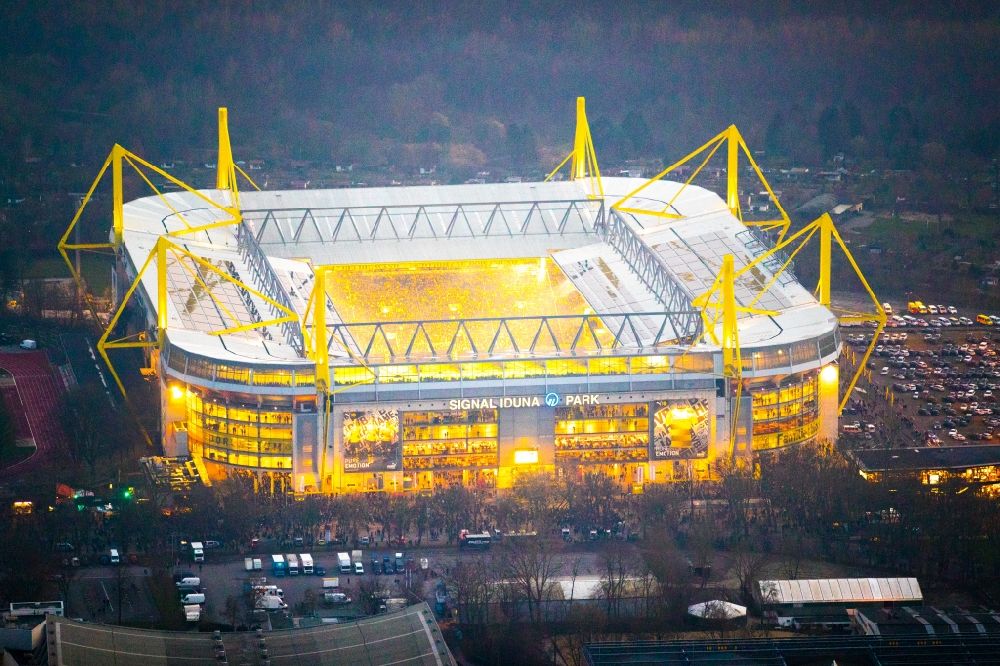 Nacht-Luftaufnahme Dortmund - Nachtluftbild Sportstätten-Gelände der Arena des Stadion in Dortmund im Bundesland Nordrhein-Westfalen
