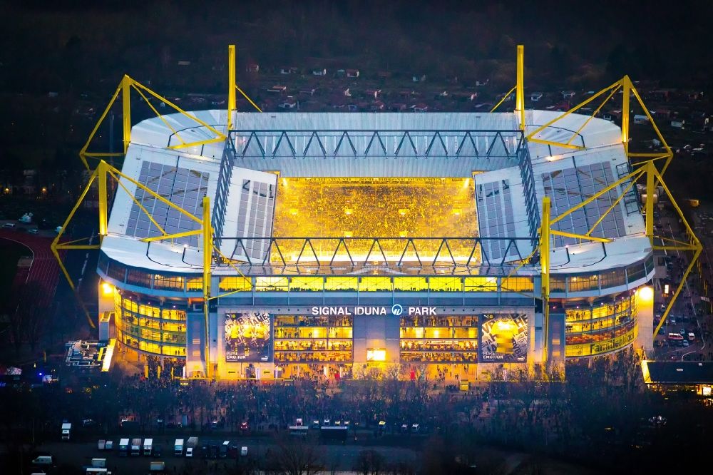 Dortmund bei Nacht aus der Vogelperspektive: Nachtluftbild Sportstätten-Gelände der Arena des Stadion in Dortmund im Bundesland Nordrhein-Westfalen