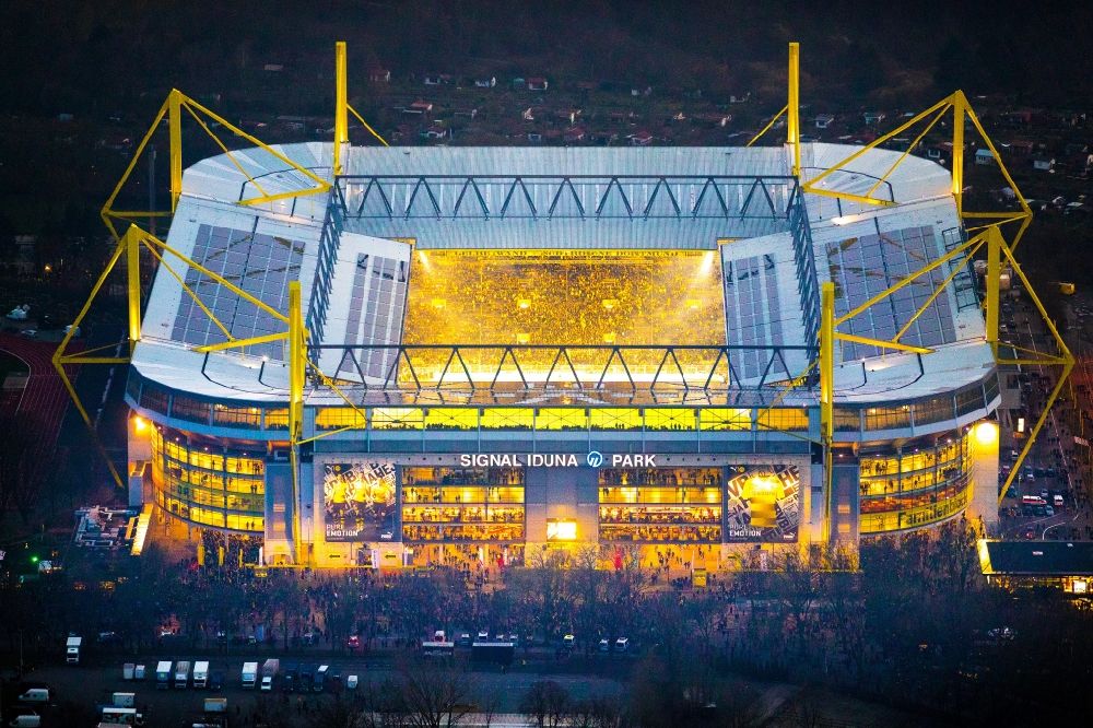 Nachtluftbild Dortmund - Nachtluftbild Sportstätten-Gelände der Arena des Stadion in Dortmund im Bundesland Nordrhein-Westfalen