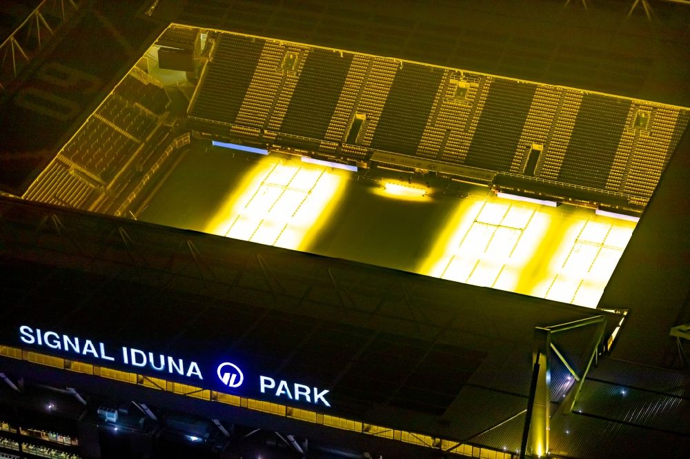 Dortmund bei Nacht von oben - Nachtluftbild Sportstätten-Gelände der Arena des Stadion in Dortmund im Bundesland Nordrhein-Westfalen