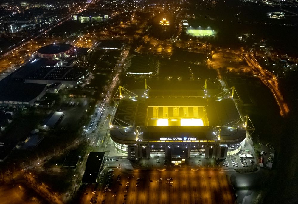 Dortmund bei Nacht aus der Vogelperspektive: Nachtluftbild Sportstätten-Gelände der Arena des Stadion in Dortmund im Bundesland Nordrhein-Westfalen