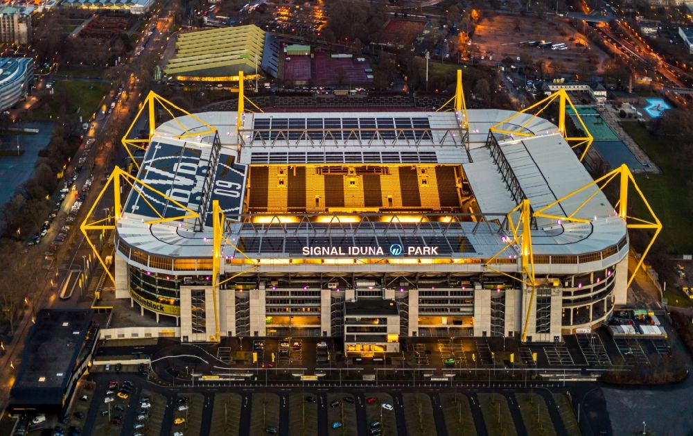 Dortmund bei Nacht von oben - Nachtluftbild Sportstätten-Gelände der Arena des Stadion in Dortmund im Bundesland Nordrhein-Westfalen