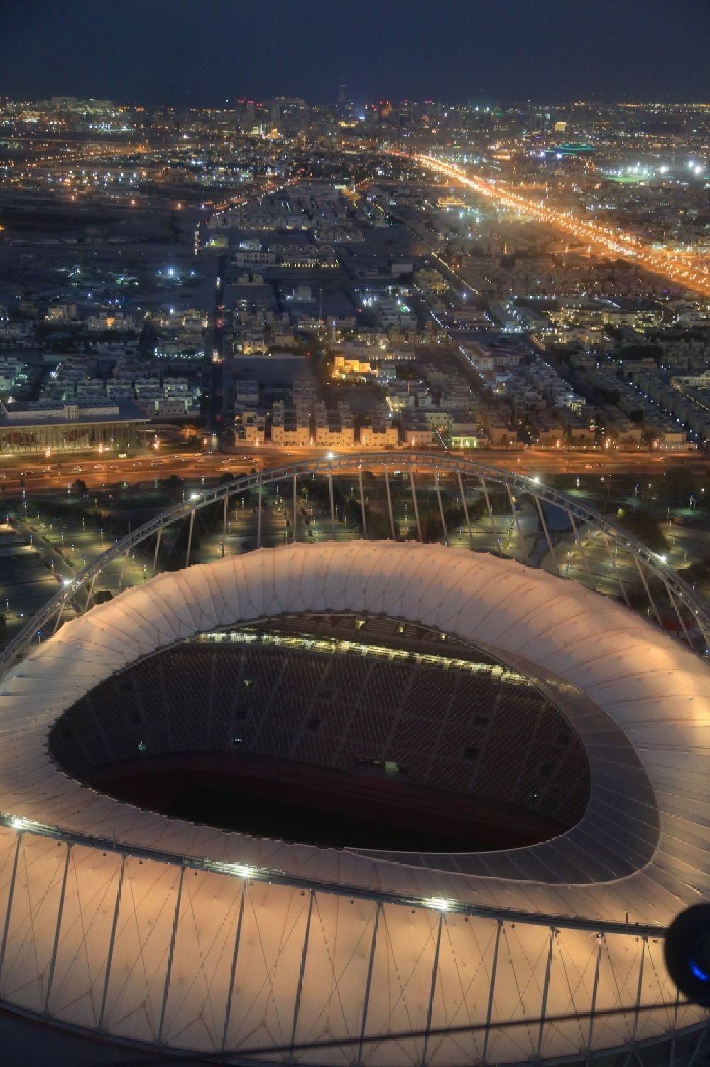 Doha bei Nacht von oben - Nachtluftbild Sportstätten-Gelände der Arena des Stadion The Khalifa International Stadium im Ortsteil Baaya in Doha in Al Rayyan Municipality, Katar. Das Endspiel der Fußball - Weltmeisterschaft 2022 der FIFA soll in diesem Stadion stattfinden