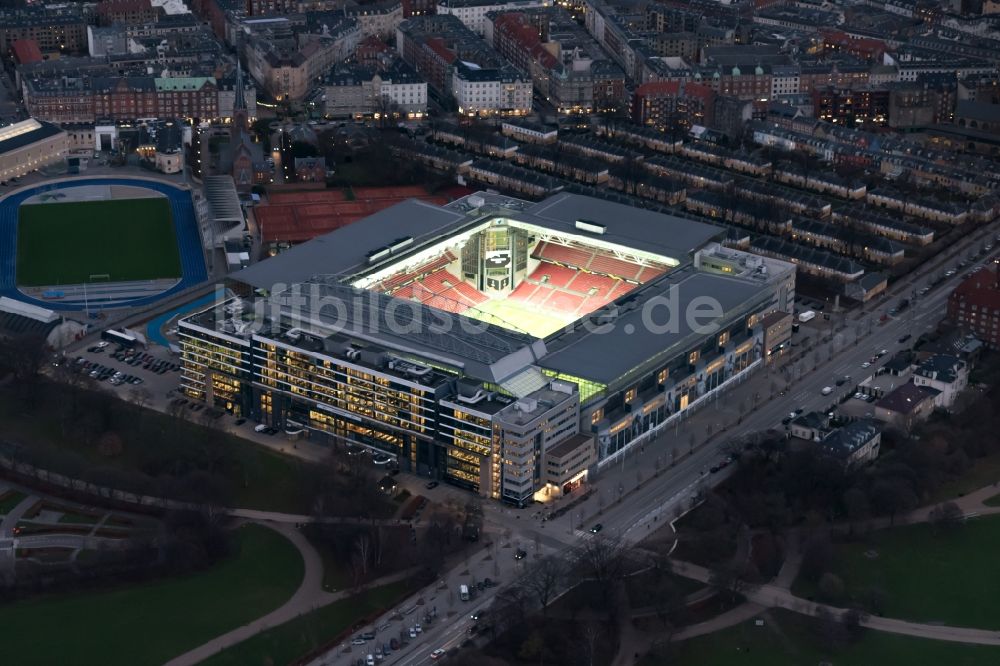 Nachtluftbild Kopenhagen - Nachtluftbild Sportstätten-Gelände der Arena des Stadion F.C. Kobenhavn an der Per Henrik Lings Allé in Kopenhagen in Region Hovedstaden, Dänemark