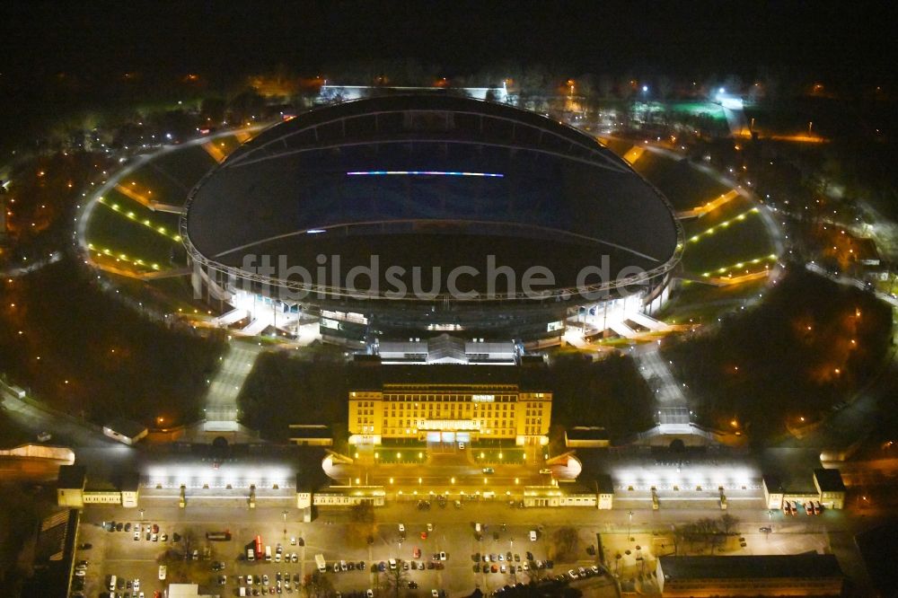 Leipzig bei Nacht aus der Vogelperspektive: Nachtluftbild Sportstätten-Gelände der Arena des Stadion in Leipzig im Bundesland Sachsen