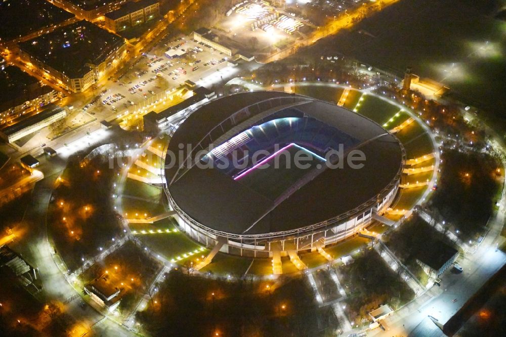 Leipzig bei Nacht von oben - Nachtluftbild Sportstätten-Gelände der Arena des Stadion in Leipzig im Bundesland Sachsen
