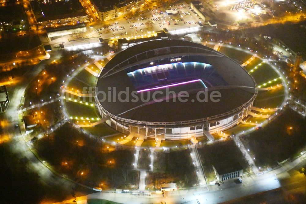 Nachtluftbild Leipzig - Nachtluftbild Sportstätten-Gelände der Arena des Stadion in Leipzig im Bundesland Sachsen