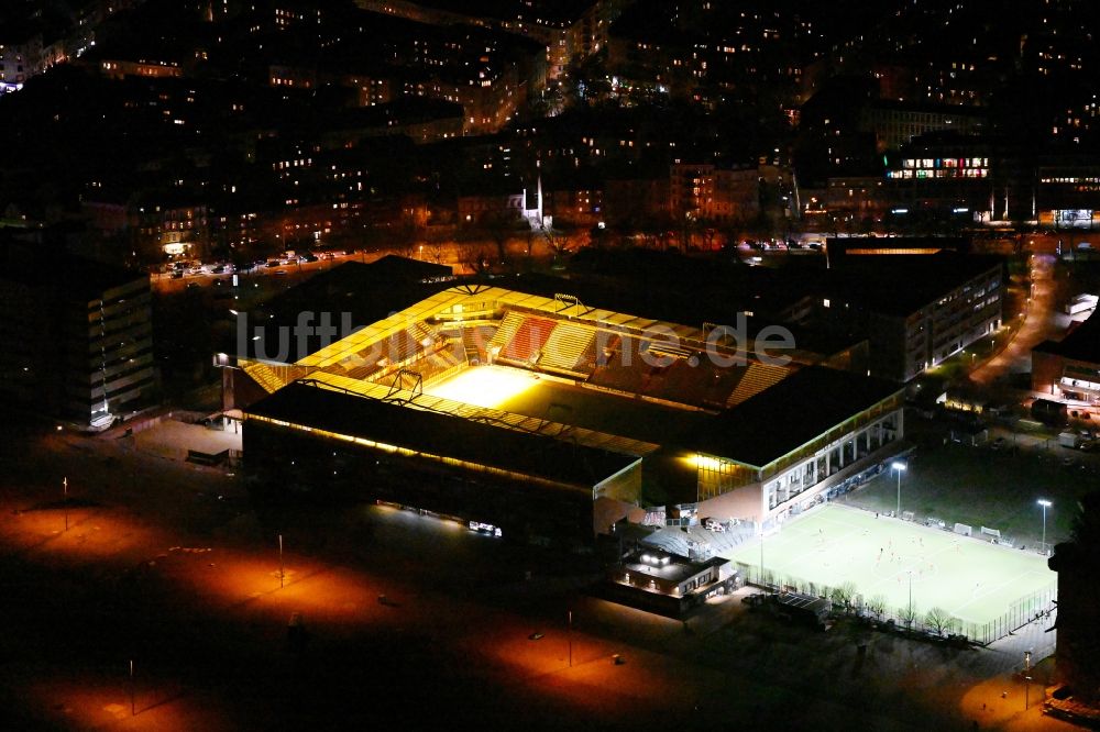 Nachtluftbild Hamburg - Nachtluftbild Sportstätten-Gelände der Arena des Stadion Millerntor- Stadion im am Heiligengeistfeld im Stadtteil St. Pauli in Hamburg, Deutschland