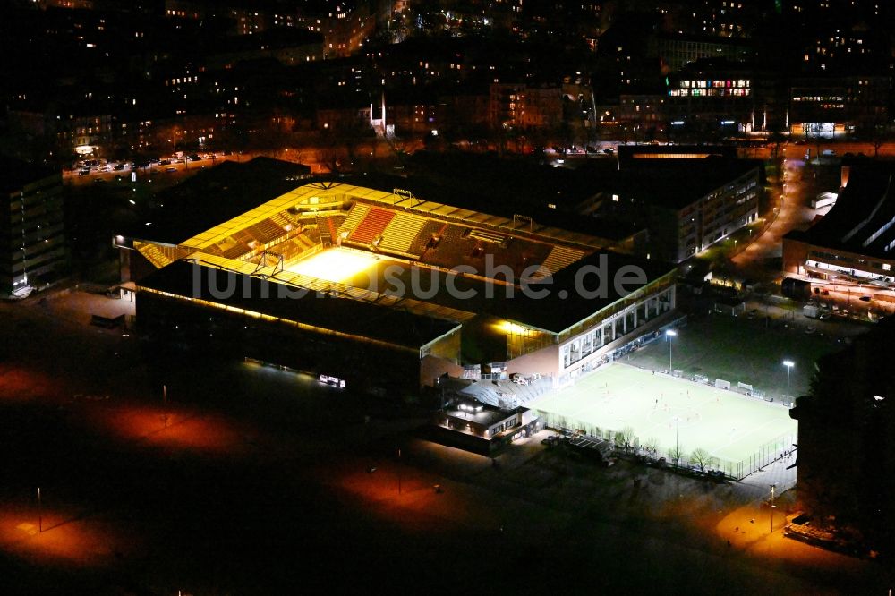 Nacht-Luftaufnahme Hamburg - Nachtluftbild Sportstätten-Gelände der Arena des Stadion Millerntor- Stadion im am Heiligengeistfeld im Stadtteil St. Pauli in Hamburg, Deutschland