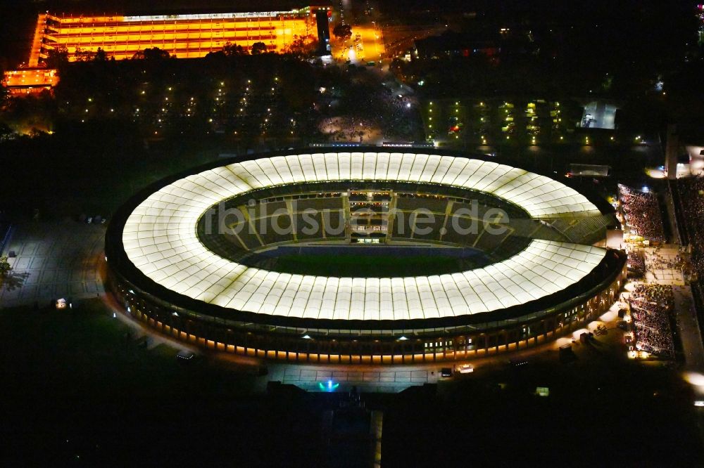 Berlin bei Nacht von oben - Nachtluftbild Sportstätten-Gelände der Arena des Stadion Olympiastadion in Berlin