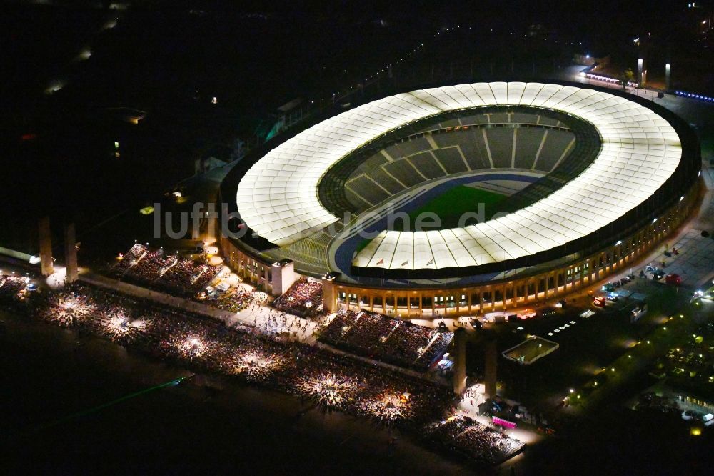 Berlin bei Nacht aus der Vogelperspektive: Nachtluftbild Sportstätten-Gelände der Arena des Stadion Olympiastadion in Berlin