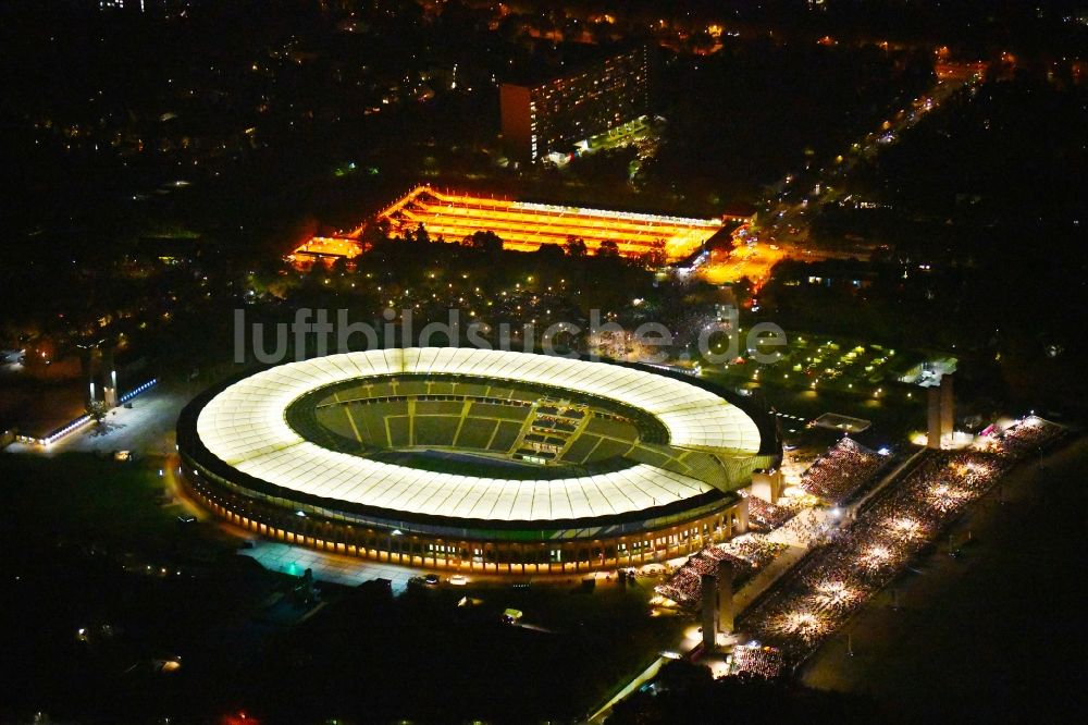 Nacht-Luftaufnahme Berlin - Nachtluftbild Sportstätten-Gelände der Arena des Stadion Olympiastadion in Berlin