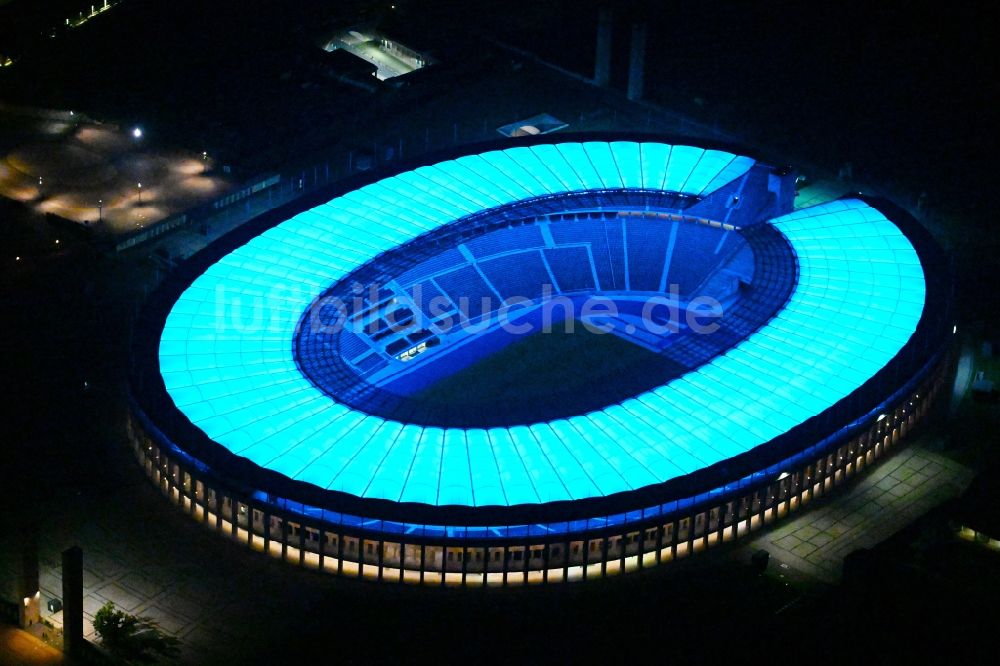 Berlin bei Nacht aus der Vogelperspektive: Nachtluftbild Sportstätten-Gelände der Arena des Stadion Olympiastadion in Berlin
