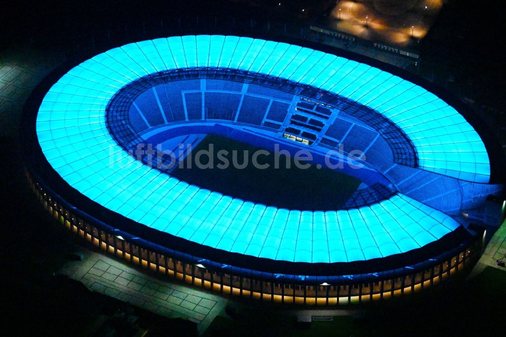 Berlin bei Nacht von oben - Nachtluftbild Sportstätten-Gelände der Arena des Stadion Olympiastadion in Berlin