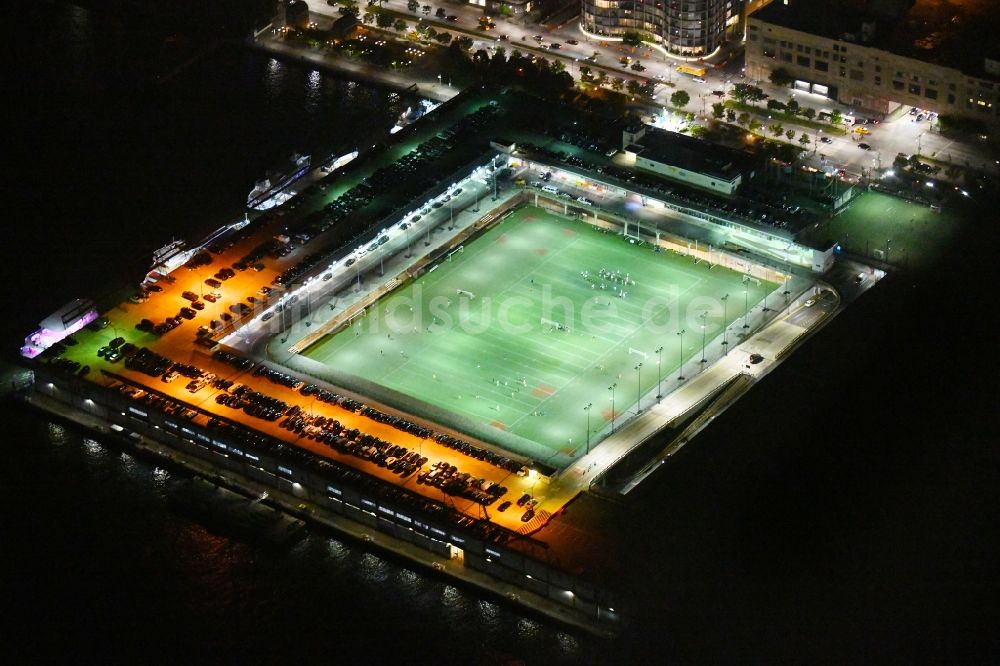 Nacht-Luftaufnahme New York - Nachtluftbild Sportstätten-Gelände der Arena des Stadion Pier 40 at Hudson River Park im Ortsteil Manhattan in New York in USA