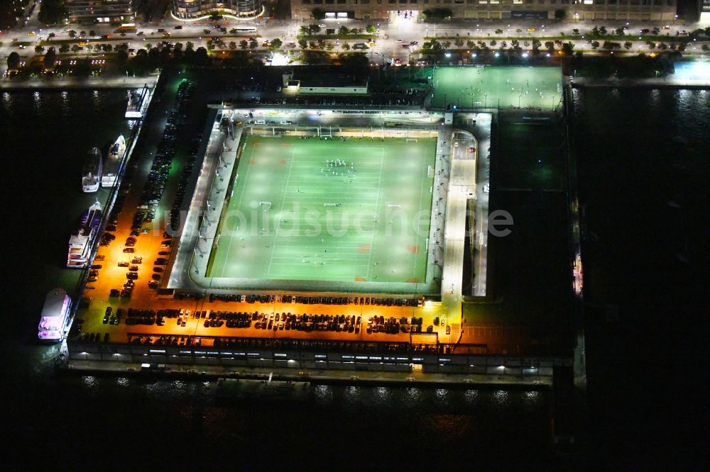 New York bei Nacht von oben - Nachtluftbild Sportstätten-Gelände der Arena des Stadion Pier 40 at Hudson River Park im Ortsteil Manhattan in New York in USA