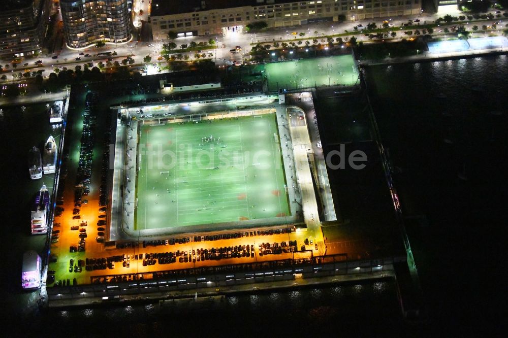 New York bei Nacht aus der Vogelperspektive: Nachtluftbild Sportstätten-Gelände der Arena des Stadion Pier 40 at Hudson River Park im Ortsteil Manhattan in New York in USA