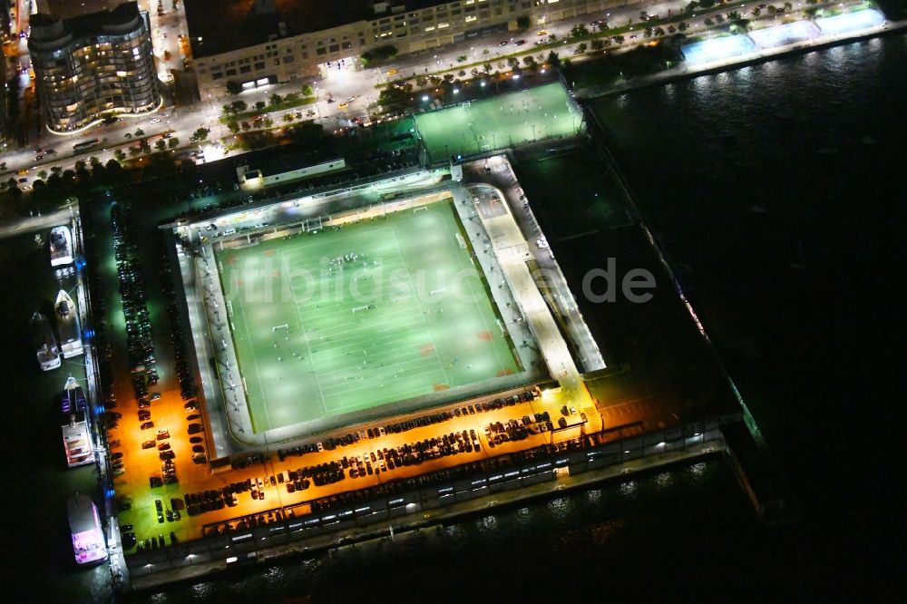 Nachtluftbild New York - Nachtluftbild Sportstätten-Gelände der Arena des Stadion Pier 40 at Hudson River Park im Ortsteil Manhattan in New York in USA