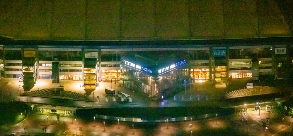 Gelsenkirchen bei Nacht von oben - Nachtluftbild Sportstätten-Gelände der Arena des Stadion VELTINS-Arena mit dem Freizeitzentrum Sport-Paradies in Gelsenkirchen im Bundesland Nordrhein-Westfalen, Deutschland