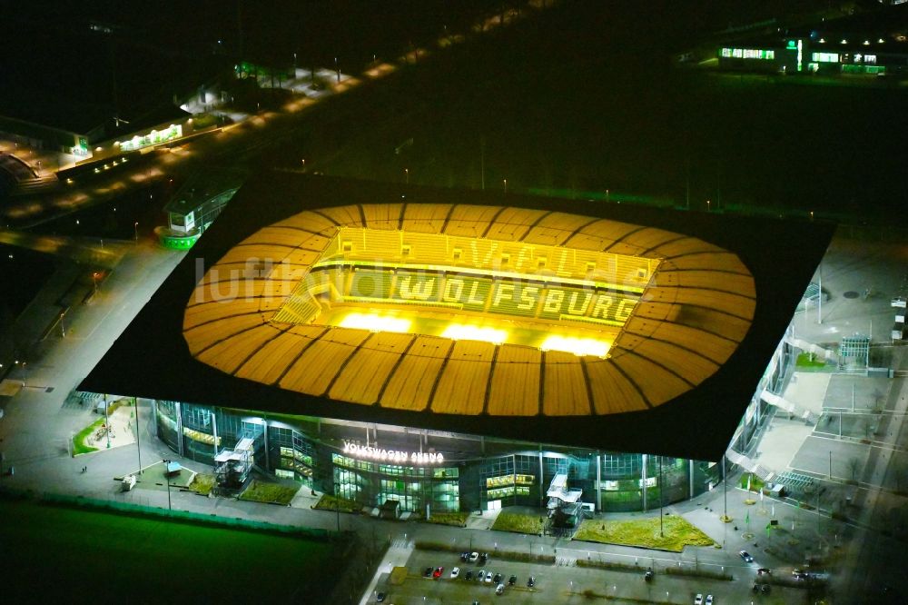 Wolfsburg bei Nacht aus der Vogelperspektive: Nachtluftbild Sportstätten-Gelände der Arena des Stadion Volkswagen Arena in Wolfsburg im Bundesland Niedersachsen, Deutschland