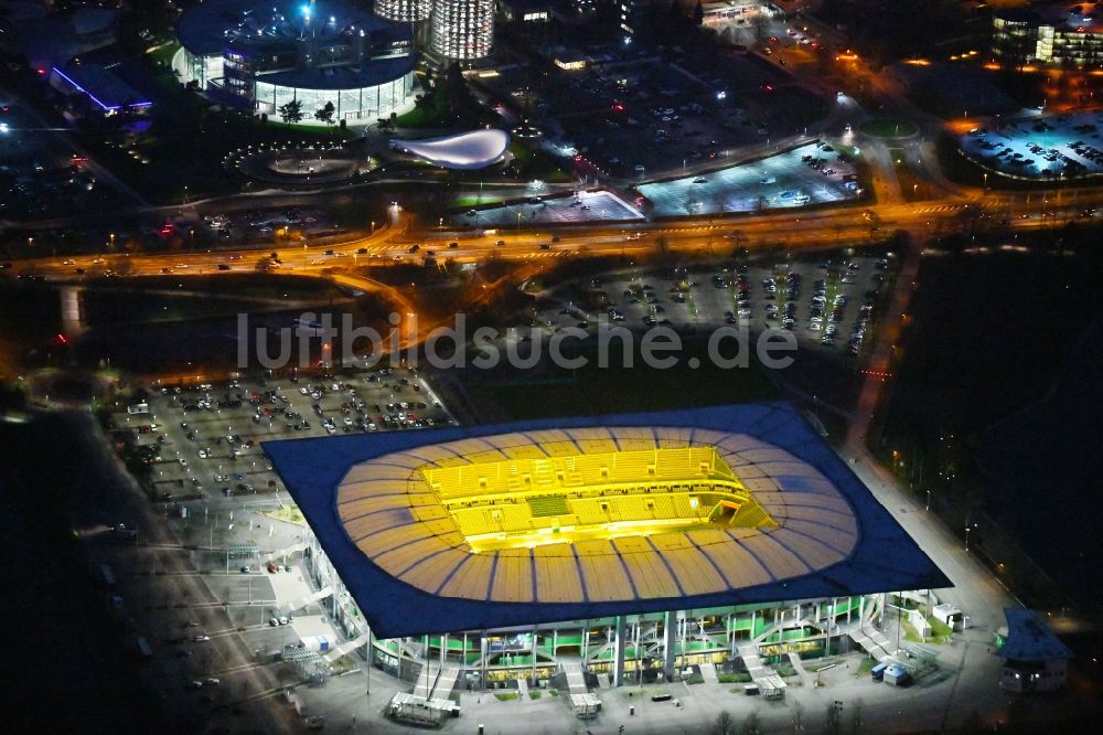 Wolfsburg bei Nacht aus der Vogelperspektive: Nachtluftbild Sportstätten-Gelände der Arena des Stadion Volkswagen Arena in Wolfsburg im Bundesland Niedersachsen, Deutschland