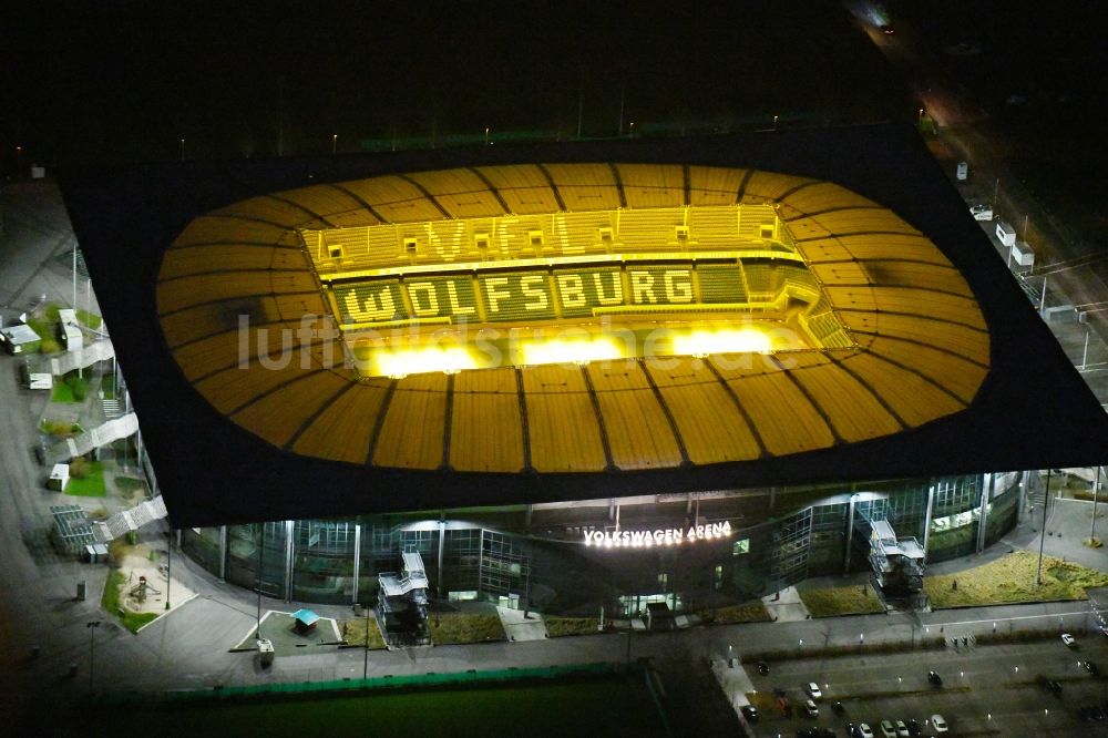 Nachtluftbild Wolfsburg - Nachtluftbild Sportstätten-Gelände der Arena des Stadion Volkswagen Arena in Wolfsburg im Bundesland Niedersachsen, Deutschland