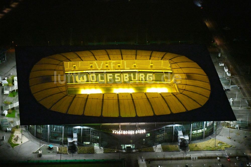 Nacht-Luftaufnahme Wolfsburg - Nachtluftbild Sportstätten-Gelände der Arena des Stadion Volkswagen Arena in Wolfsburg im Bundesland Niedersachsen, Deutschland