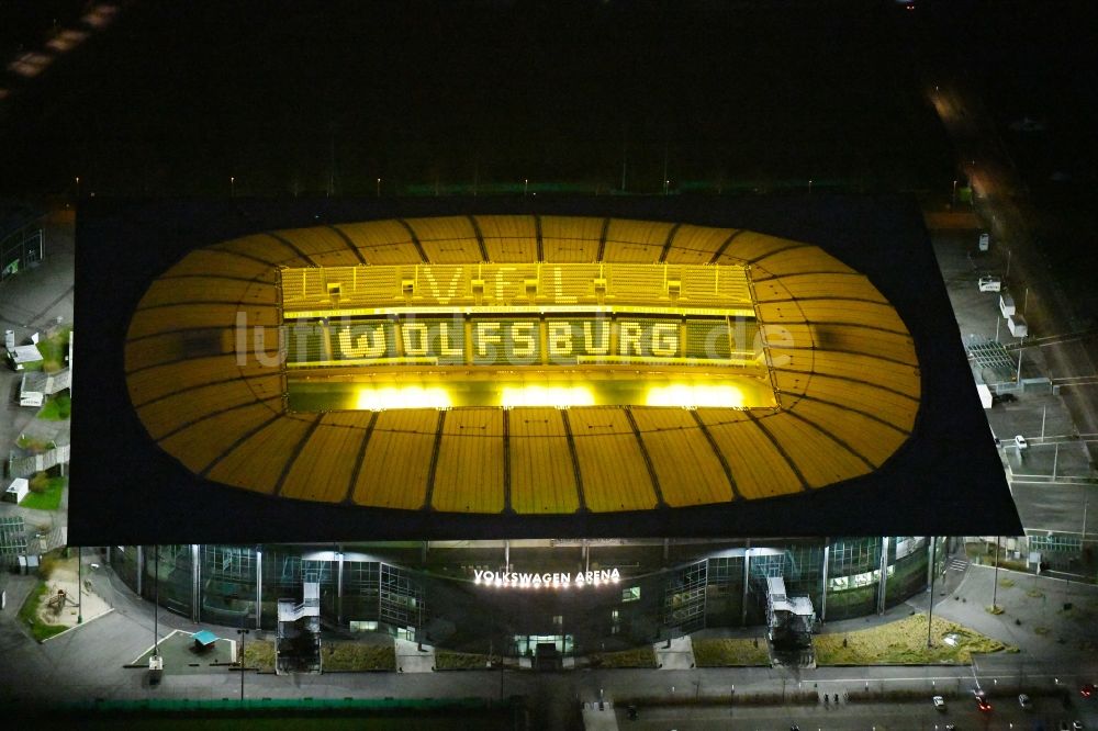 Wolfsburg bei Nacht von oben - Nachtluftbild Sportstätten-Gelände der Arena des Stadion Volkswagen Arena in Wolfsburg im Bundesland Niedersachsen, Deutschland