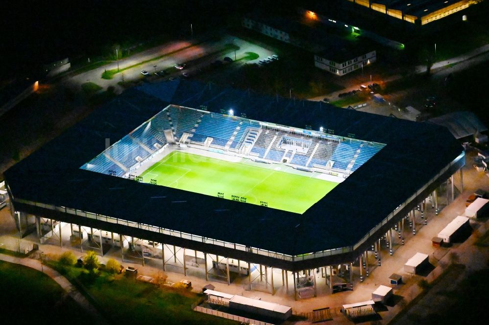 Nacht-Luftaufnahme Magdeburg - Nachtluftbild Sportstätten-Gelände der MDCC-Arena in Magdeburg im Bundesland Sachsen-Anhalt