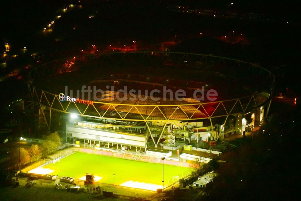Nacht-Luftaufnahme Leverkusen - Nachtluftbild Sportstätten-Gelände des Stadion in Leverkusen im Bundesland Nordrhein-Westfalen