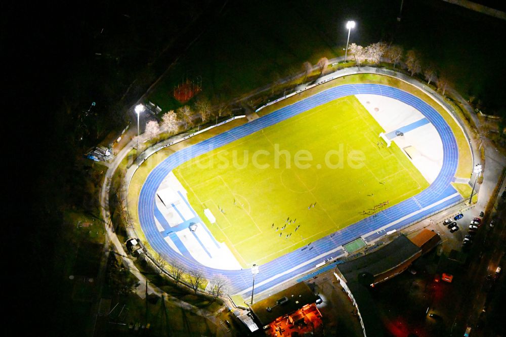 Nacht-Luftaufnahme Berlin - Nachtluftbild Sportstätten-Gelände des Stadion Lichterfelde in Berlin, Deutschland