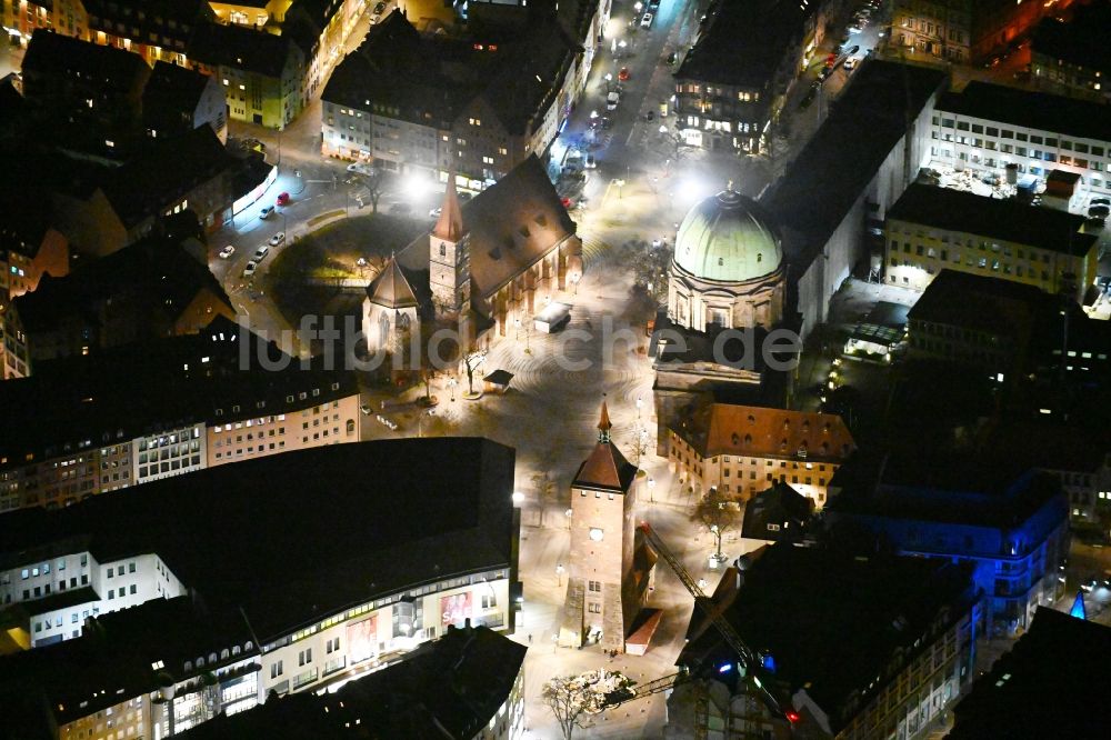 Nachtluftbild Nürnberg - Nachtluftbild St. Elisabethkirche und Turm- Bauwerk Weißer Turm in Nürnberg im Bundesland Bayern, Deutschland