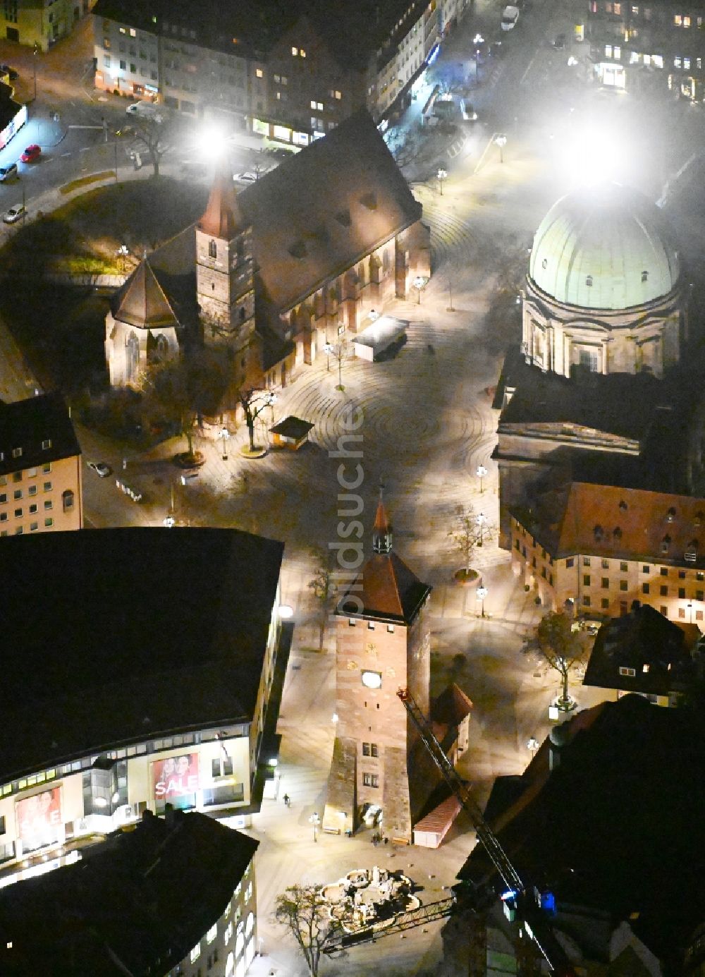 Nacht-Luftaufnahme Nürnberg - Nachtluftbild St. Elisabethkirche und Turm- Bauwerk Weißer Turm in Nürnberg im Bundesland Bayern, Deutschland