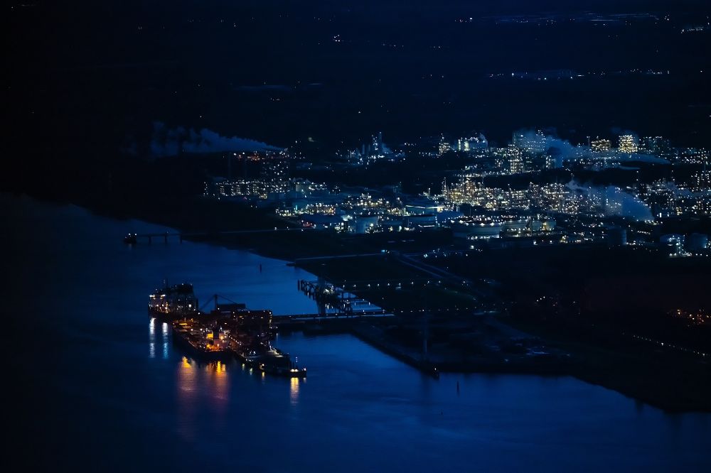 Nachtluftbild Stade - Nachtluftbild Stader Seehafen AOS Raffinerie- Werksgelände in Bützfleth im Bundesland Niedersachsen, Deutschland