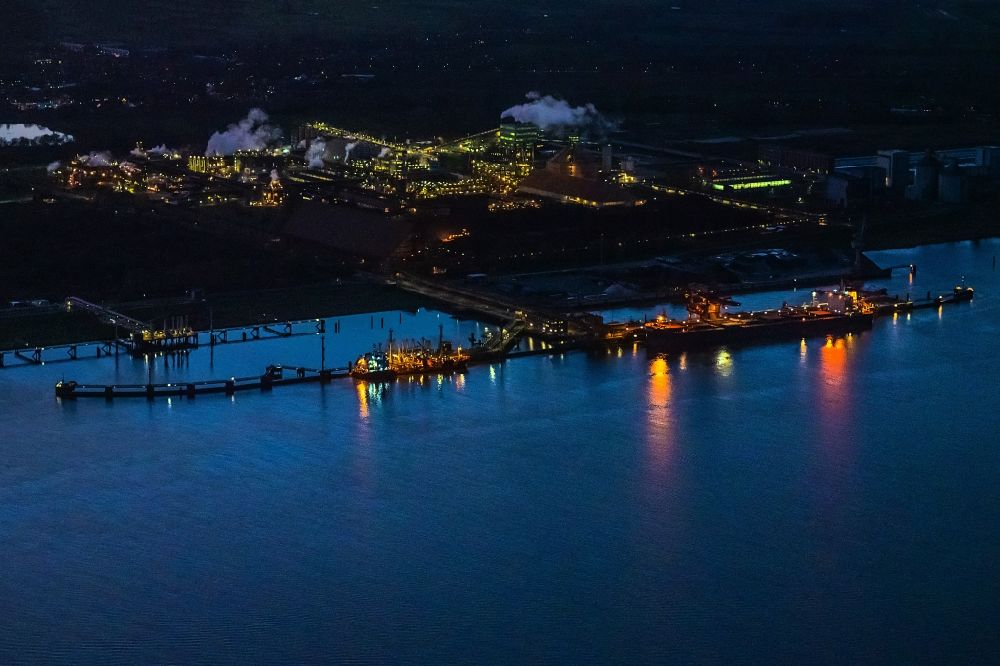 Stade bei Nacht aus der Vogelperspektive: Nachtluftbild Stader Seehafen AOS Raffinerie- Werksgelände in Bützfleth im Bundesland Niedersachsen, Deutschland