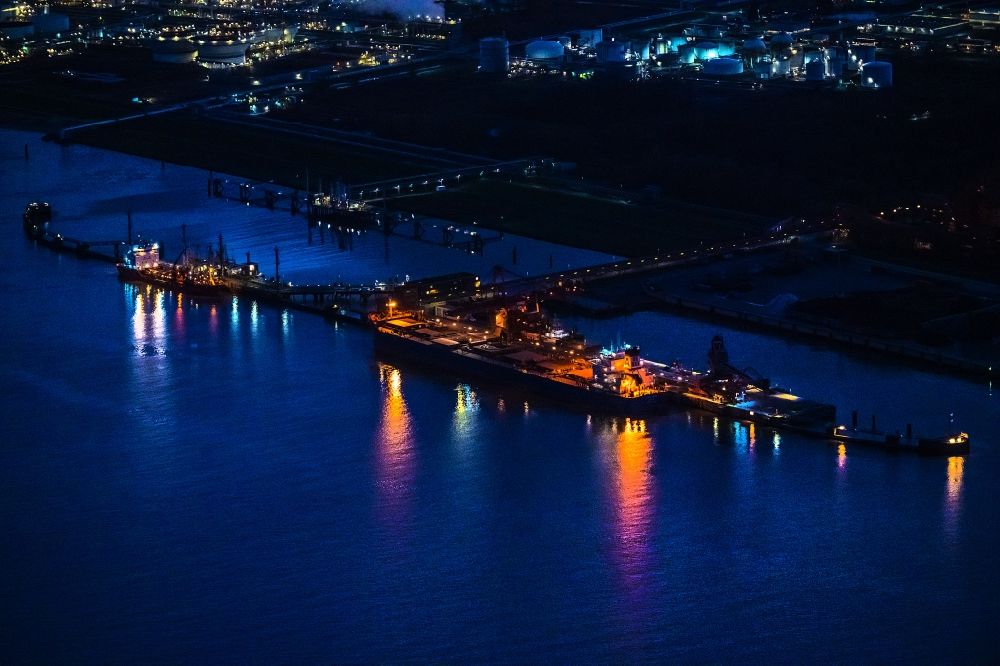 Stade bei Nacht aus der Vogelperspektive: Nachtluftbild Stader Seehafen AOS Raffinerie- Werksgelände in Bützfleth im Bundesland Niedersachsen, Deutschland