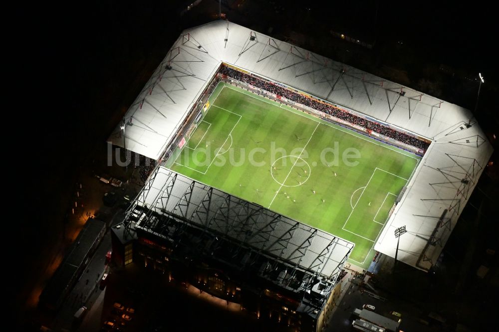 Berlin bei Nacht aus der Vogelperspektive: Nachtluftbild Stadion an der Alten Försterei im Bezirk Köpenick in Berlin