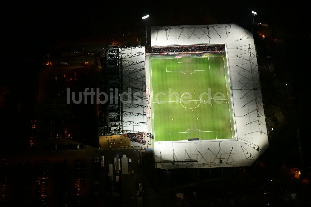 Nacht-Luftaufnahme Berlin - Nachtluftbild Stadion an der Alten Försterei im Bezirk Köpenick in Berlin
