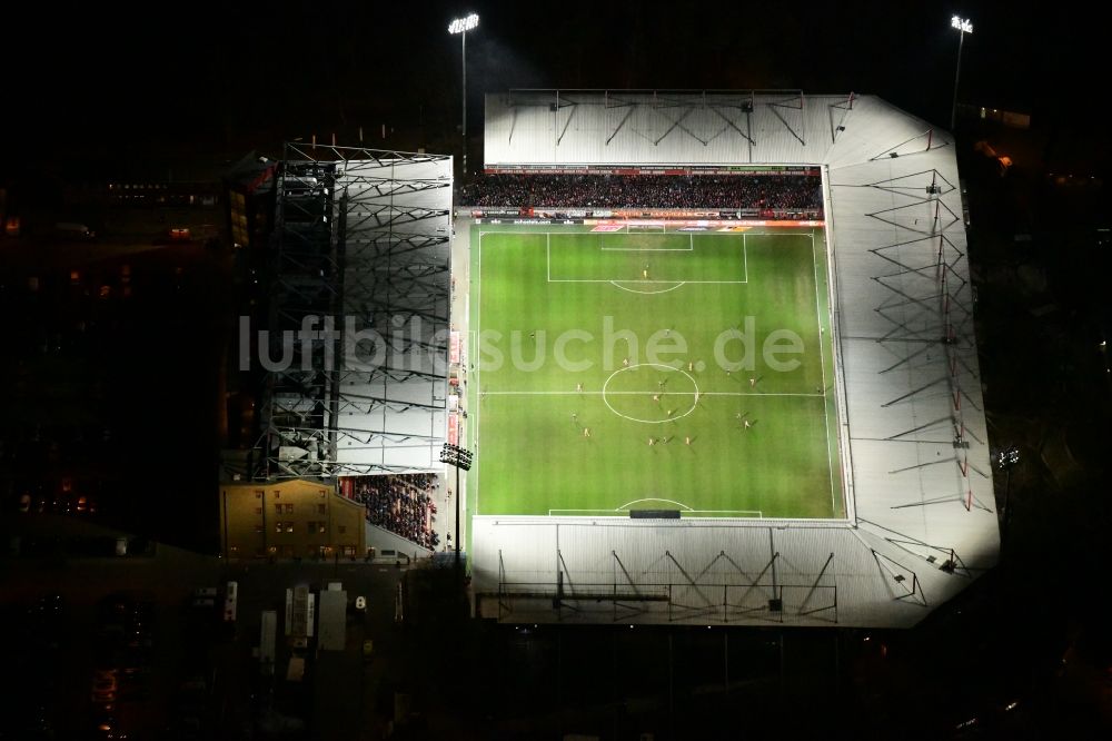 Nacht-Luftaufnahme Berlin - Nachtluftbild Stadion an der Alten Försterei im Bezirk Köpenick in Berlin
