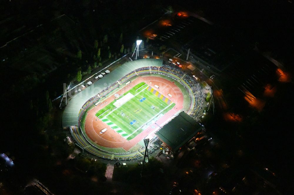 Nacht-Luftaufnahme Berlin - Nachtluftbild Stadion am Friedrich-Ludwig-Jahn-Sportpark in Berlin Prenzlauer Berg