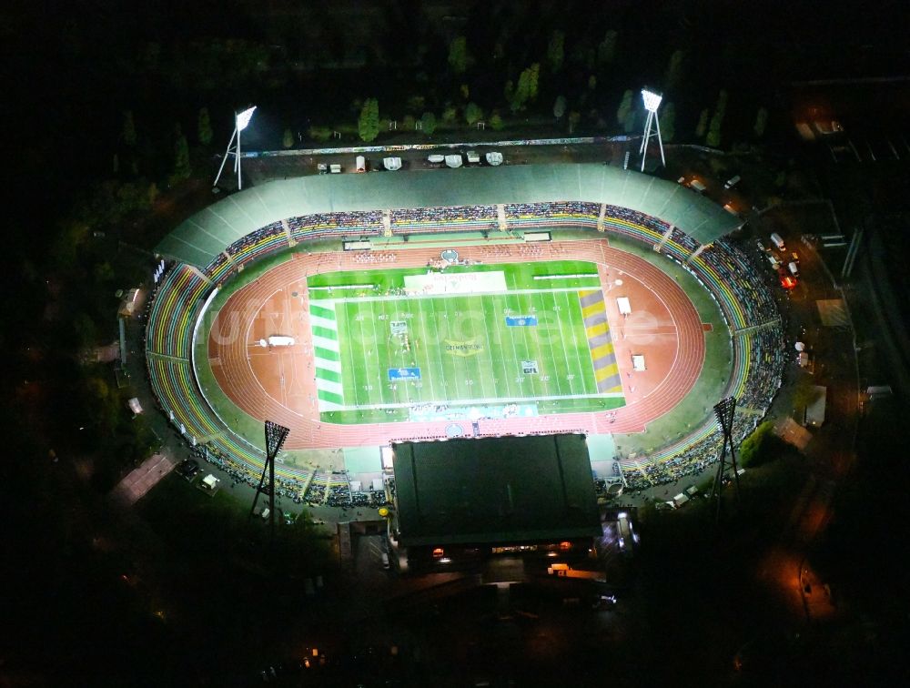 Berlin bei Nacht von oben - Nachtluftbild Stadion am Friedrich-Ludwig-Jahn-Sportpark in Berlin Prenzlauer Berg