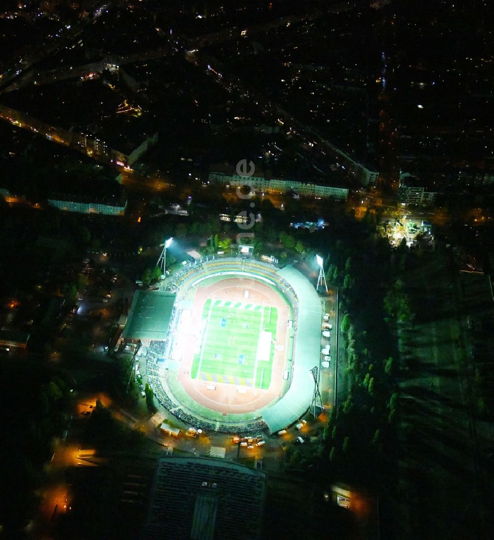 Berlin bei Nacht von oben - Nachtluftbild Stadion am Friedrich-Ludwig-Jahn-Sportpark in Berlin Prenzlauer Berg