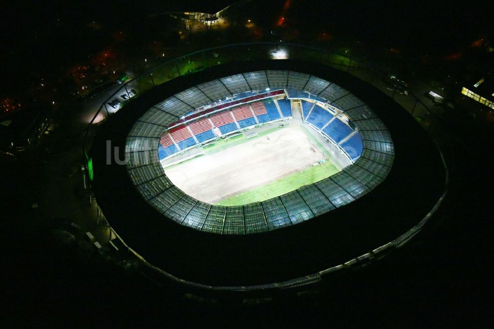 Nacht-Luftaufnahme Hannover - Nachtluftbild Stadion der HDI Arena im Stadtteil Calenberger Neustadt von Hannover in Niedersachsen