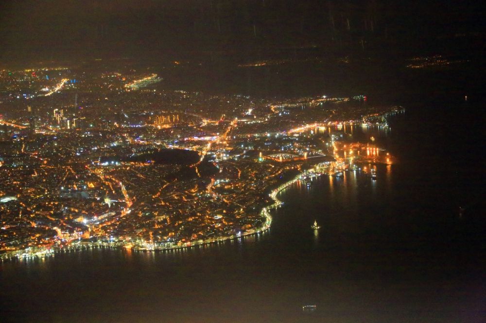 Istanbul bei Nacht aus der Vogelperspektive: Nachtluftbild. Stadtansicht vom asiatischen Teil Istanbuls östlich des Bosporus im Stadtgebiet Üsküdar in Istanbul in der Türkei