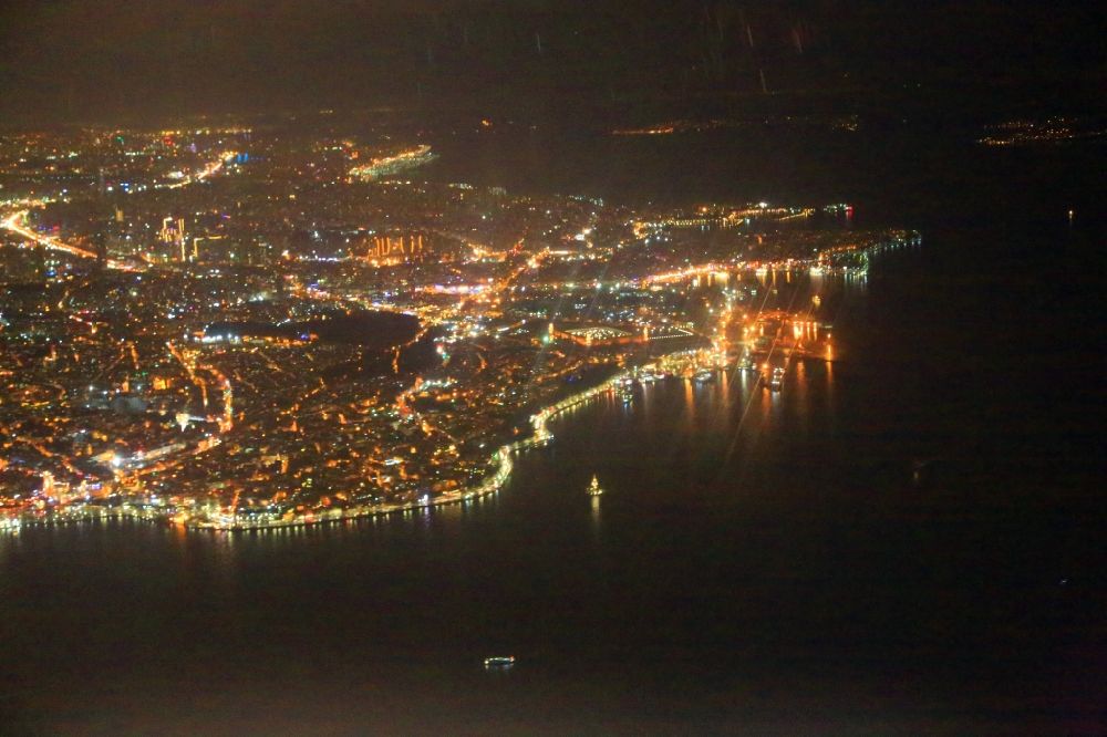 Nachtluftbild Istanbul - Nachtluftbild. Stadtansicht vom asiatischen Teil Istanbuls östlich des Bosporus im Stadtgebiet Üsküdar in Istanbul in der Türkei