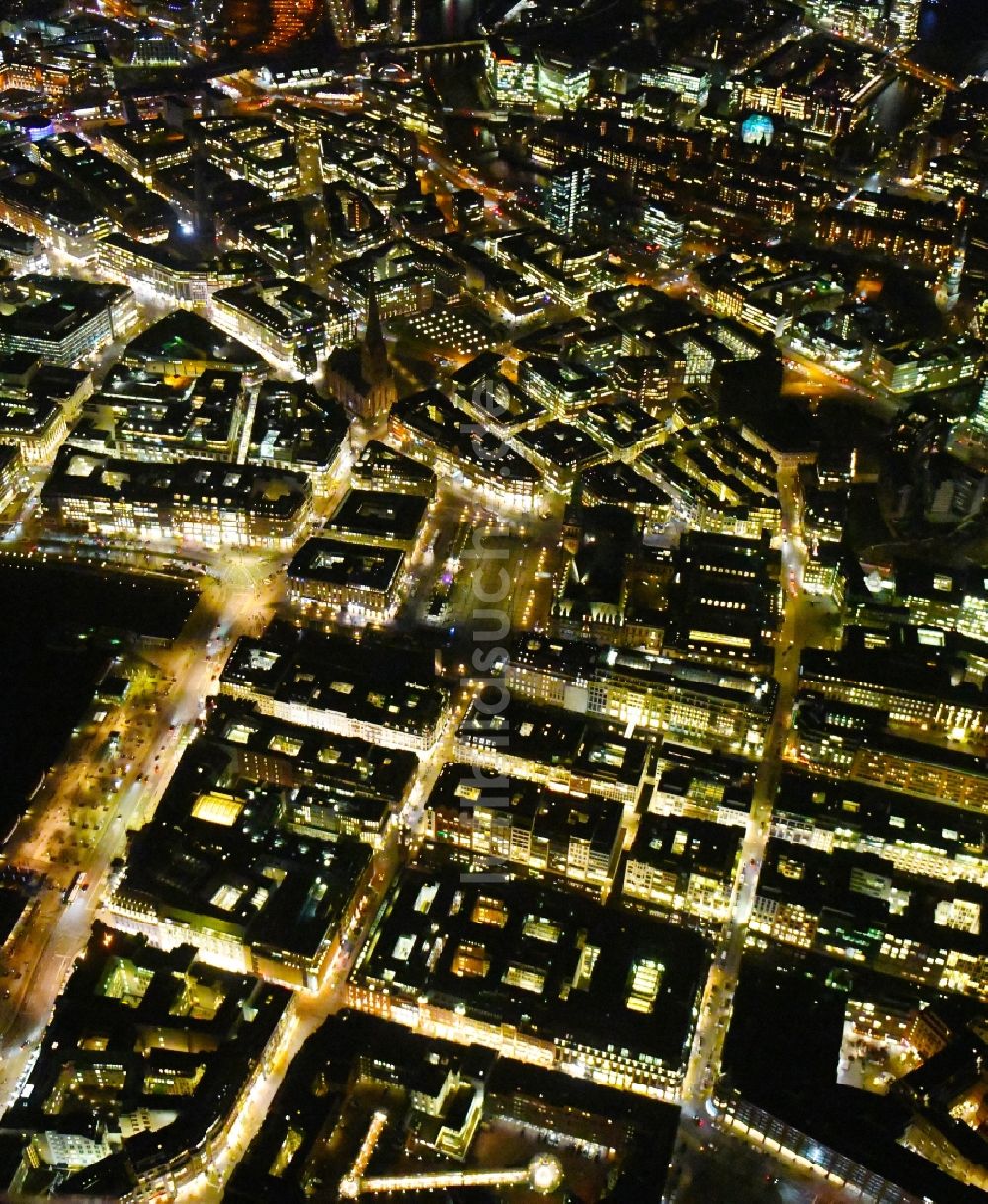 Nacht-Luftaufnahme Hamburg - Nachtluftbild Stadtansicht vom Innenstadtbereich der Altstadt in Hamburg, Deutschland