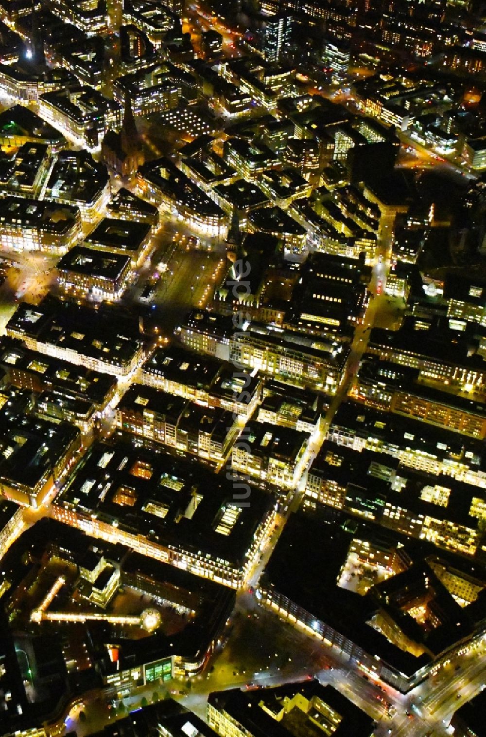 Nacht-Luftaufnahme Hamburg - Nachtluftbild Stadtansicht vom Innenstadtbereich der Altstadt in Hamburg, Deutschland