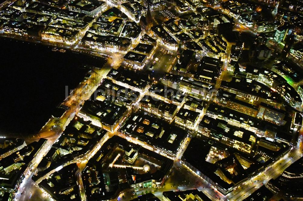 Hamburg bei Nacht von oben - Nachtluftbild Stadtansicht vom Innenstadtbereich der Altstadt in Hamburg, Deutschland